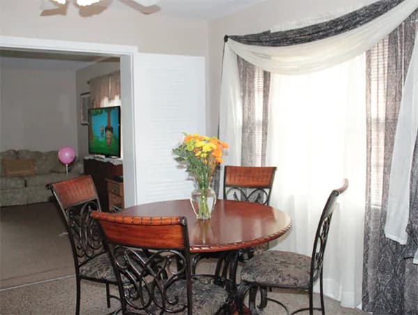 Lakeshore Manor photo 2